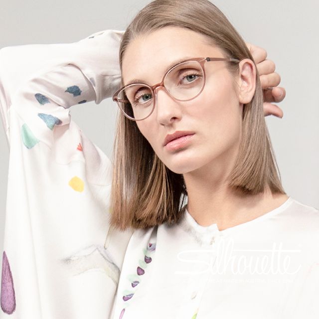 Frau mit Brille der Marke Silhouette